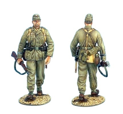 Das Deutsche Afrika Korps Infantry Walking with Rifle and Field Cap