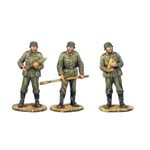 German Artillery Crew in Greatcoats - 2 Figures