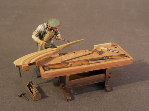 KNIGHTS OF THE SKIES, GERMAN CARPENTER WITH WORKBENCH, (4 pcs)