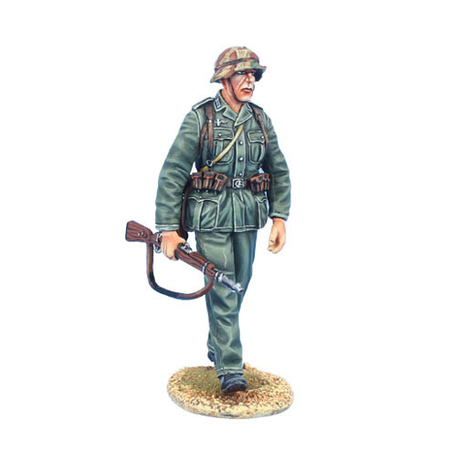 Deutscher Soldat mit K98 und Helmüberzug