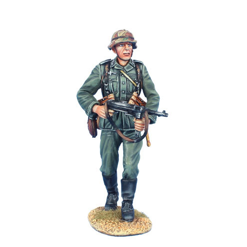 Deutscher Soldat mit MP40 und Helmüberzug